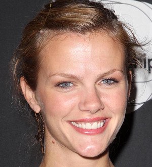 Brooklyn Decker gets back to nature with trip to Alaska