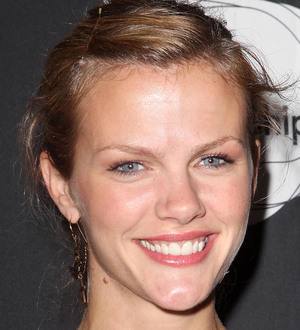 Brooklyn Decker gets back to nature with trip to Alaska