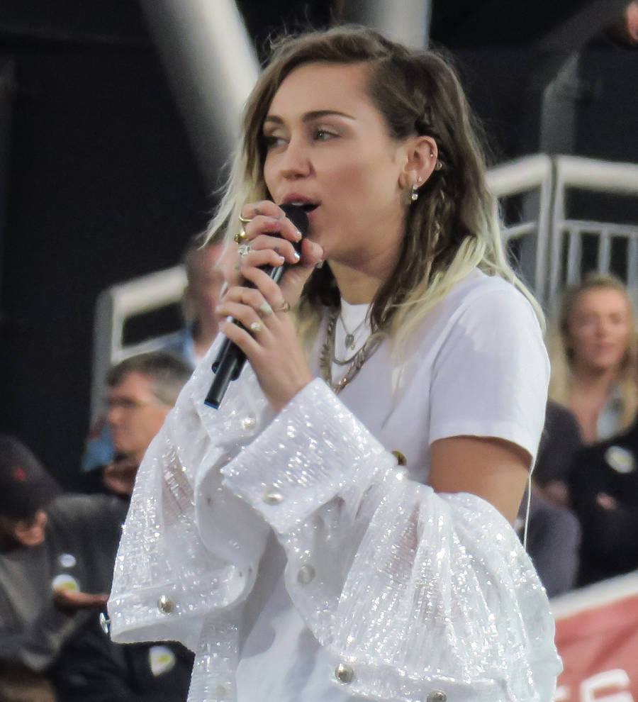 Miley Cyrus breaks down in tears announcing Hurricane Harvey donation