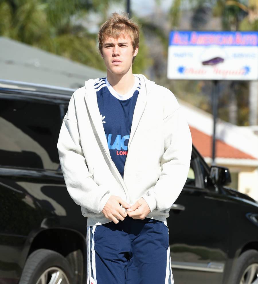 Justin Bieber plays hockey with service members