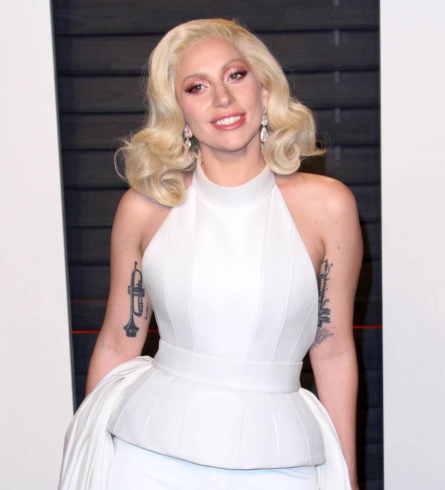 Lady Gaga trots to pick up a smoothie