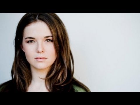 RINGER's Zoey Deutch Raids Sarah Michelle Gellar's Closet! - QUIET ON THE SET