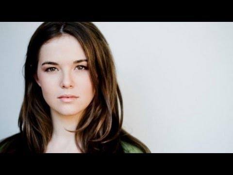 RINGER's Zoey Deutch Raids Sarah Michelle Gellar's Closet! - QUIET ON THE SET