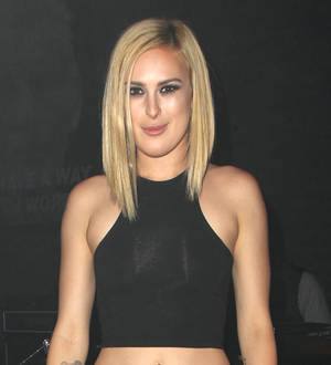 Rumer Willis celebrates birthday with gun cake