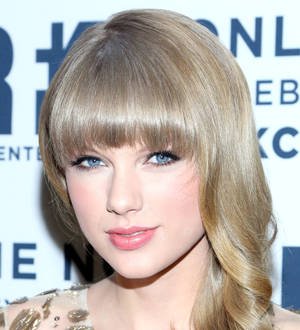 Taylor Swift mixes with Kennedy clan at awards dinner
