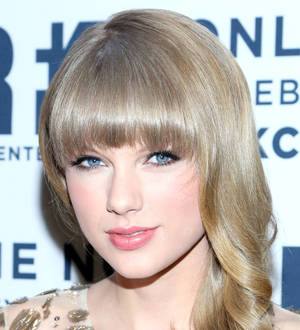 Taylor Swift mixes with Kennedy clan at awards dinner