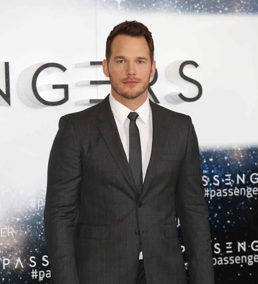 Chris Pratt visits U.S. military base for Passengers screening