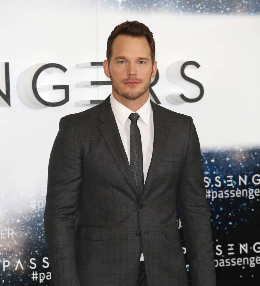 Chris Pratt visits U.S. military base for Passengers screening