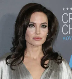 Angelina Jolie has ovaries removed