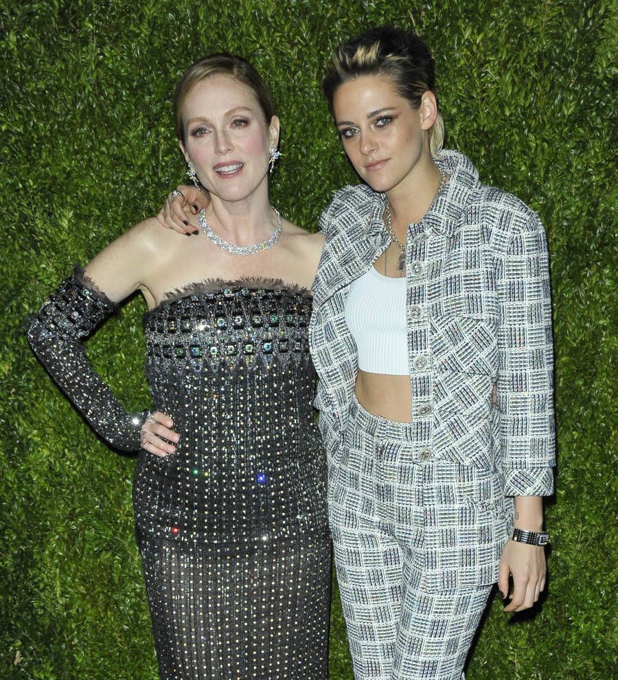 Kristen Stewart praises 'work mum' Julianne Moore at film benefit gala