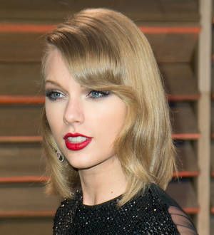 Taylor Swift visits young leukemia patient in hospital
