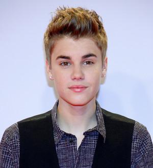 Justin Bieber shows off ice hockey skills