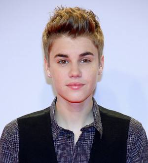 Justin Bieber shows off ice hockey skills