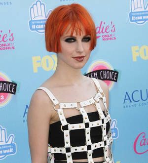 Hayley Williams returns to stage after illness