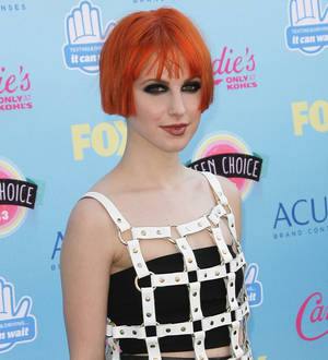 Hayley Williams returns to stage after illness