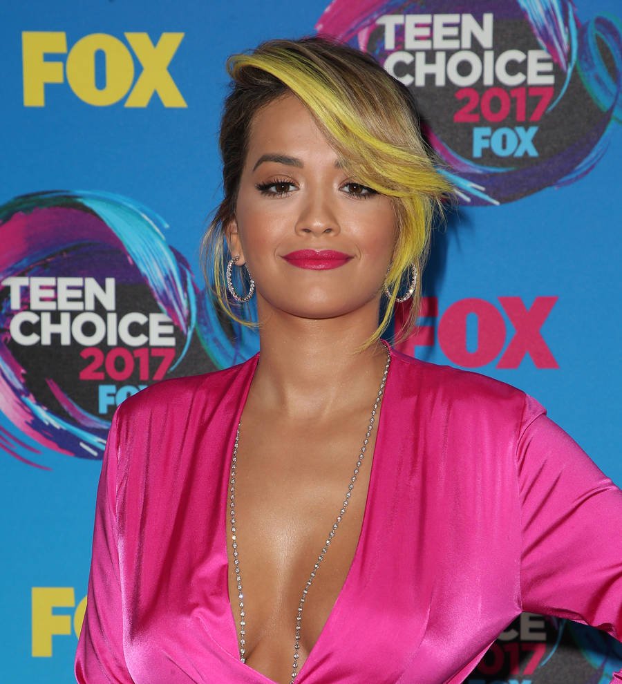 Rita Ora helps out at hurricane relief shelter