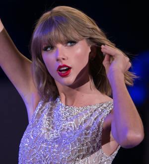Taylor Swift urges famous pals to tighten online security
