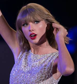 Taylor Swift urges famous pals to tighten online security