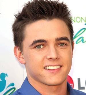 Jesse McCartney shaves head for soldier role