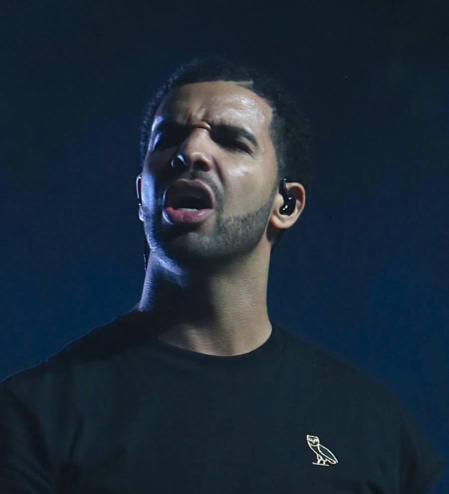 Drake buys billboard to congratulate Rihanna on MTV honour