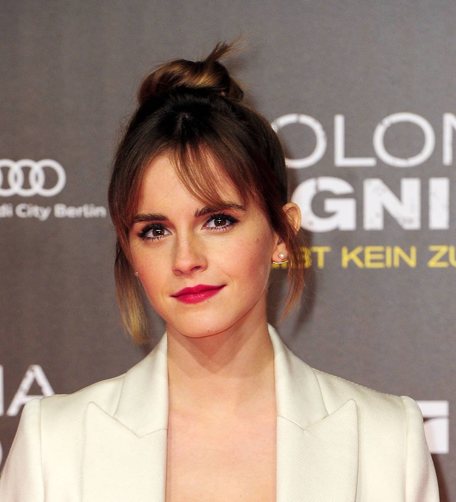 Emma Watson hides free books on London Underground
