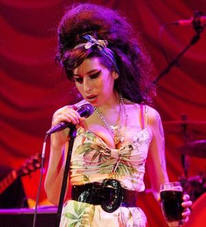 Amy Winehouse album dress to be auctioned off for charity