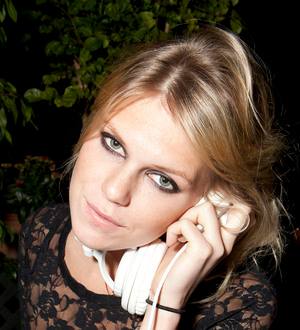 Injured Alexandra Richards DJs with one hand