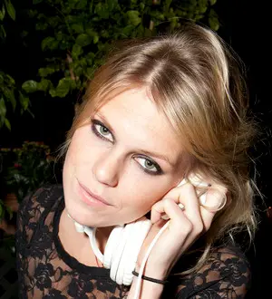 Injured Alexandra Richards DJs with one hand