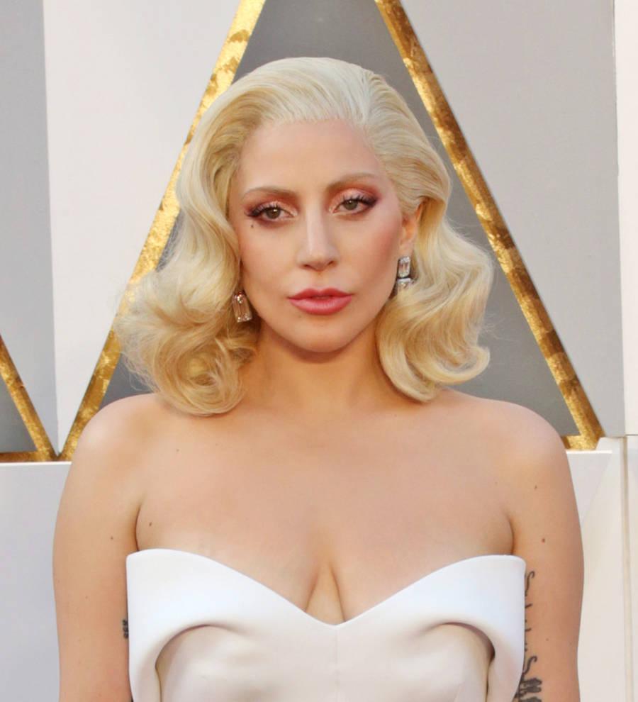 Lady Gaga gatecrashes wedding photo shoot