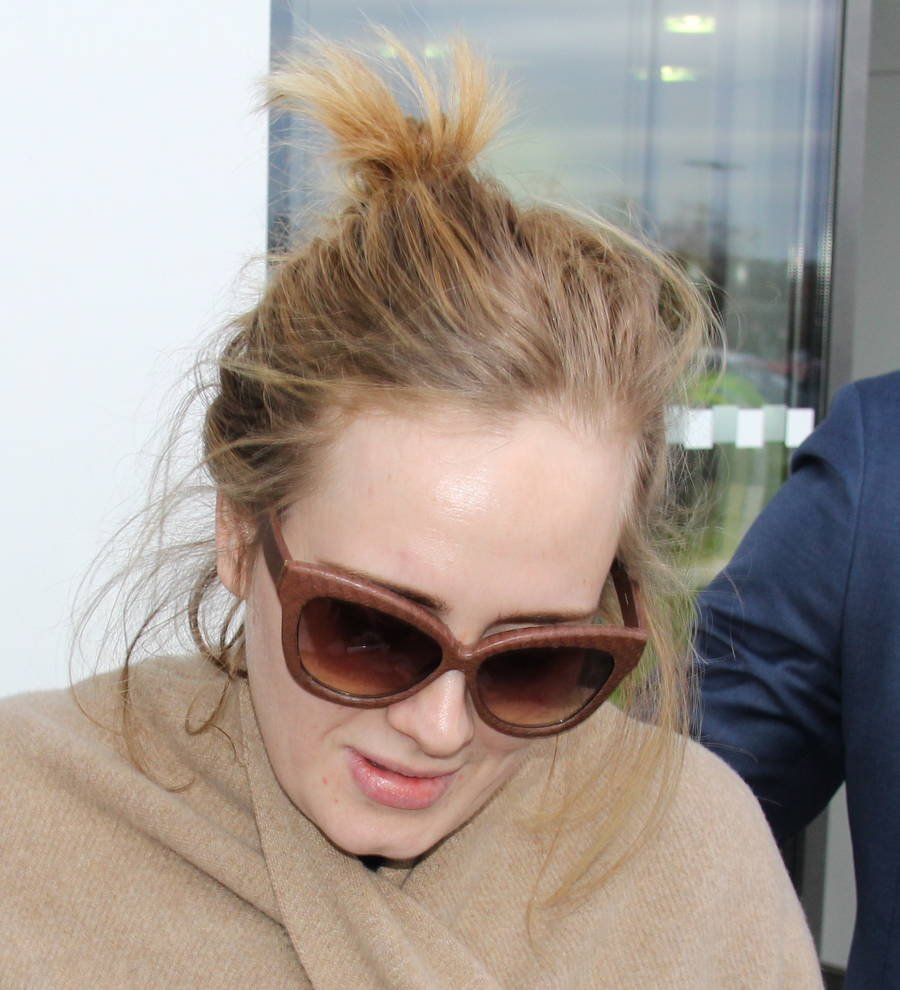 Adele scores a sixth week at number one