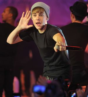 Thousands flock to see Justin Bieber turn on Christmas lights in London