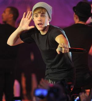 Thousands flock to see Justin Bieber turn on Christmas lights in London
