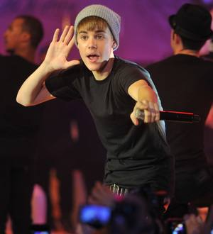 Thousands flock to see Justin Bieber turn on Christmas lights in London