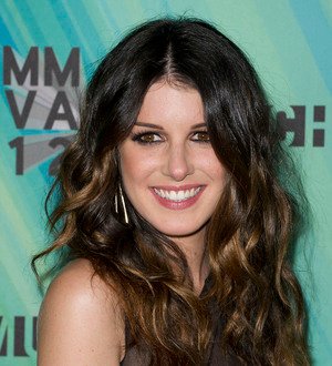 Shenae Grimes dating male model