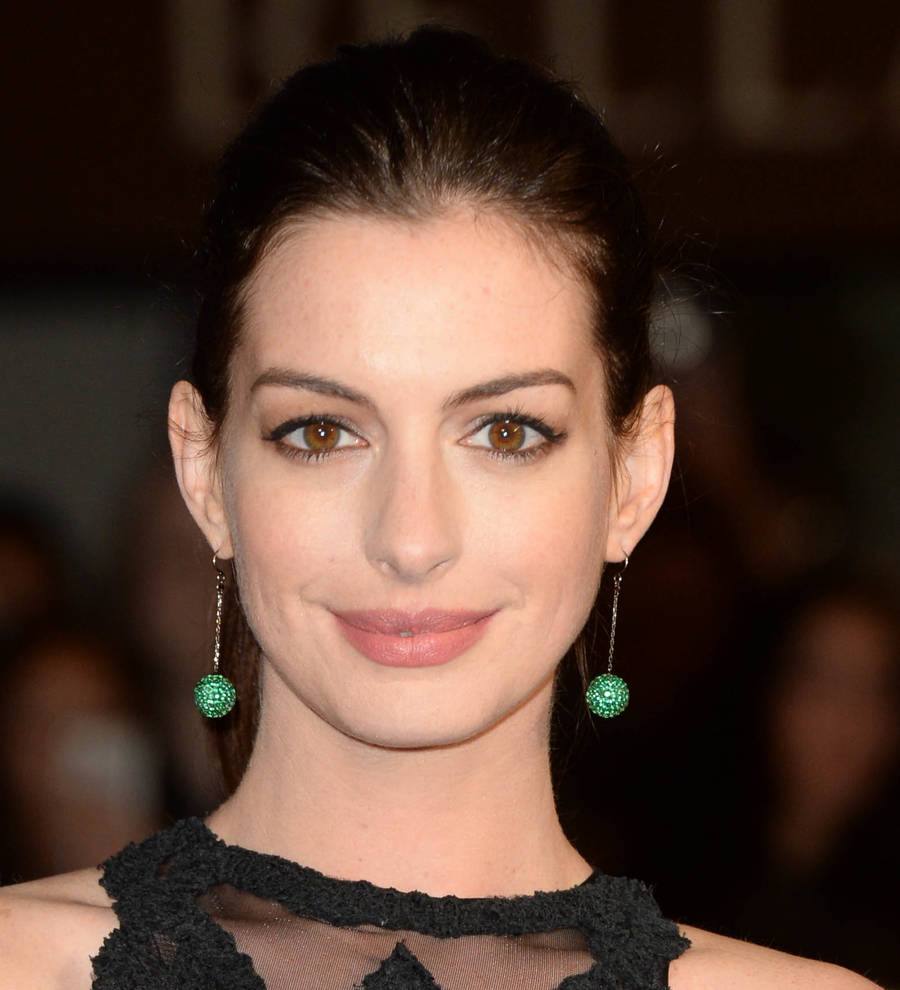 Anne Hathaway debuts baby bump