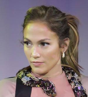 Jennifer Lopez to take twins on tour