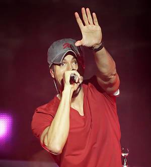 Enrique Iglesias returns to stage after hand surgery