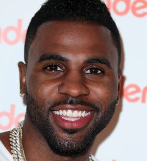 Jason Derulo and bodyguards escorted off plane