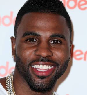 Jason Derulo and bodyguards escorted off plane