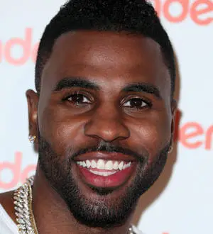 Jason Derulo and bodyguards escorted off plane