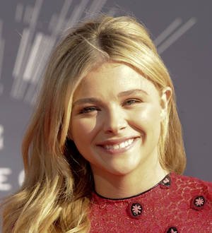Chloe Grace Moretz and Michelle Obama star in Divergent spoof