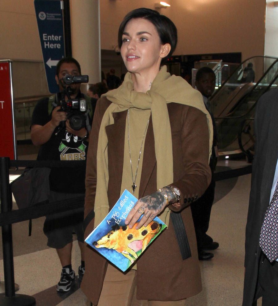 Ruby Rose asks Margot Robbie for a strand of Harley Quinn's hair