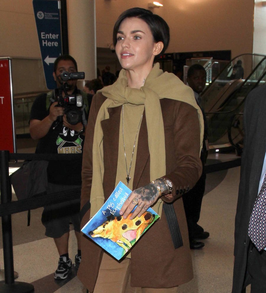 Ruby Rose asks Margot Robbie for a strand of Harley Quinn's hair
