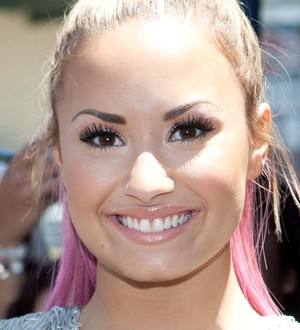 Demi Lovato gives up cell phone