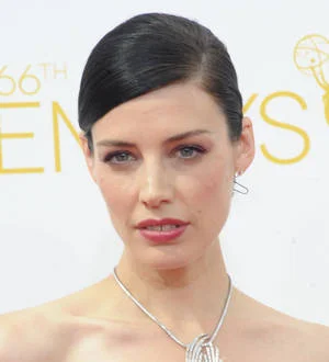 Jessica Pare gives birth to son