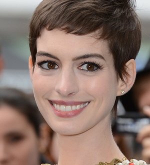 Anne Hathaway takes to the stage in charity concert