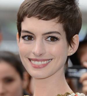 Anne Hathaway takes to the stage in charity concert