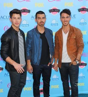 Nick Jonas reunites with brother Joe for awards show gig