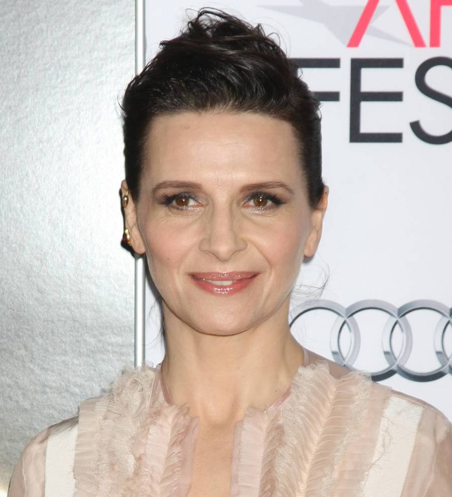 Juliette Binoche and Valeria Bruni-Tedeschi kiss for the cameras at Cannes