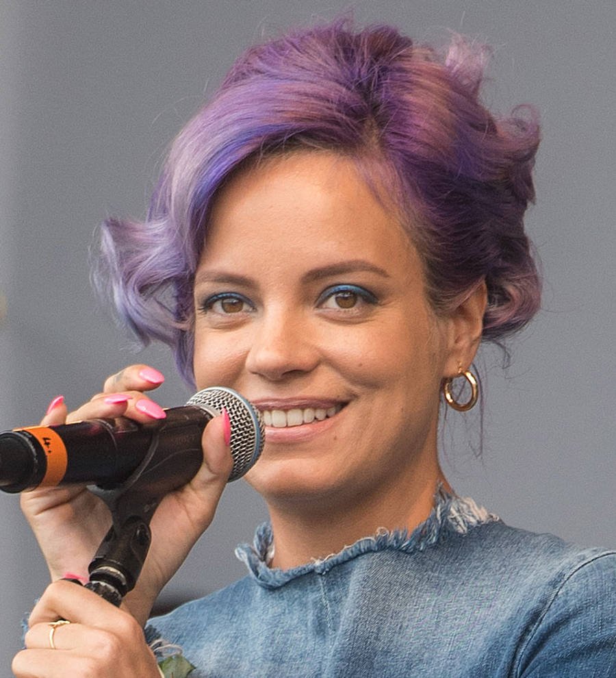 Lily Allen sings for anti-Trump protesters in London